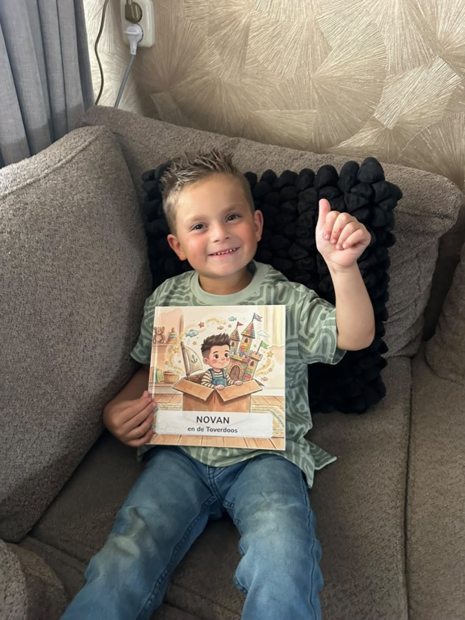 Novan met zijn persoonlijke boek